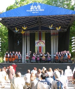 Popis polskiego zespołu ludowego uwieńczył program festiwalu, porywając wszystkich widzów dźwięczną melodią, skocznym tańcem oraz barwnymi strojami Fot. Barbara Chikashua