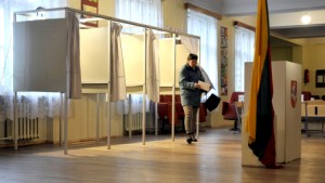 Niedzielne wybory do Parlamentu Europejskiego na Litwie odbywały się przy wyjątkowo złej pogodzie i rekordowo niskiej frekwencji Fot. ELTA