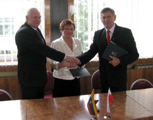 Partnerski uścisk rąk uwieńczył podpisanie umowy Fot. archiwum ASRW