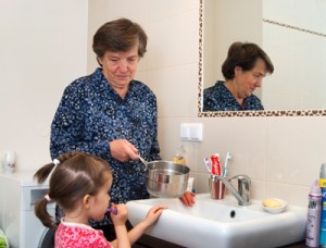 Pani Teresa Raczycka do tygodnia grzeje wodę w rondelku,  żeby się mogła umyć  jej wnuczka Fot. Marian Paluszkiewicz