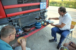 Uwięzionym w kilometrowych kolejkach na przejściach granicznych z Rosją litewskim kierowcom kończy się żywność i woda pitna Fot. ELTA