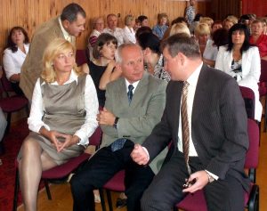 Dyrektor administracji samorządu trockiego R. Kulys (w środku) miał wiele pytań do posła na Sejm RL Jarosława Narkiewicza  Fot. Alina Sobolewska 