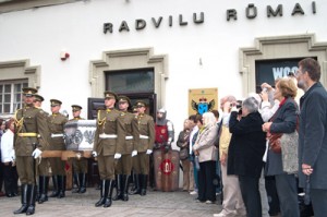 Urna ze szczątkami opuszcza pałac Radziwiłłów Fot. Marian Paluszkiewicz