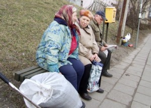 Pracującym emerytom, którzy próbują dorobić do niskiej emerytury, rząd zamierza zmniejszyć ją o połowę  Fot. Marian Paluszkiewicz