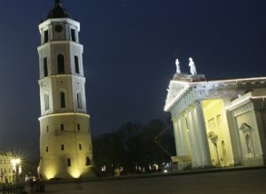 Obecnie mieszkańcy i goście stolicy mogą czuć się bezpiecznie na Placu Katedralnym, jednak jak będzie po wyłączeniu świateł, czas pokaże Fot. Marian Paluszkiewicz