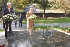 Jerzy Buzek, przewodniczący PE, oraz Česlovas Juršėnas, wiceprzewodniczący litewskiego Sejmu, składają kwiaty na grobie matki marszałka Józefa Piłsudskiego na Rossie Fot. Marian Paluszkiewicz