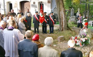 Po mszy św. księża wspólnie z uczestnikami święta udali się na cmentarz w Kalwarii Fot. Marian Paluszkiewicz