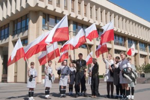 Niektórzy uważają, że polska mniejszość na Litwie jest ofiarą braku z polskiej strony wizji politycznej i przywiązania do mitologii politycznej oraz ekspansji politycznej ze strony Rosji