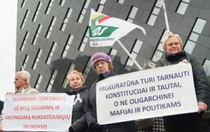 Przedstawiciele Zjednoczonego Ruchu Demokratycznego zorganizowali wczoraj w całym kraju akcje protestacyjne przed prokuraturami rejonowymi i okręgowymi oraz Prokuraturą Generalną w Wilnie Fot. Marian Paluszkiewicz