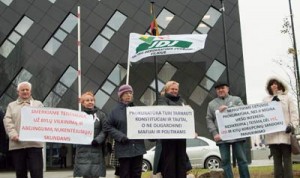 Protestujący domagali się od prokuratorów obrony interesów publicznych Fot. Marian Paluszkiewicz