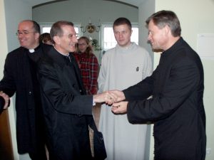 Nuncjusz wita się z wileńskimi księżmi, braćmi i wolontariuszami Fot. Zbigniew Markowicz