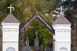 Brama wiodąca na cmentarz Stary. A na niej napis: „Czy zdrów, czy chory — Memento Mori” Fot. Marian Paluszkiewicz