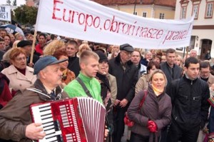„Europo, obroń nasze prawa” — domagali się protestujący pod ambasadą Szwecji Polacy Fot. Marian Paluszkiewicz 