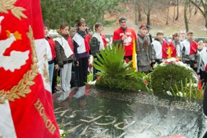 Uczestnicy obchodów Święta Niepodległości na Rossie otoczyli grób Marszałka śpiewając: „Nie rzucim ziemi, skąd nasz ród, nie damy pogrześć mowy!...” Fot. Marian Paluszkiewicz