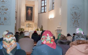 Wierni skupieni podczas odmawiania Koronki do Miłosierdzia Bożego Fot. Marian Paluszkiewicz