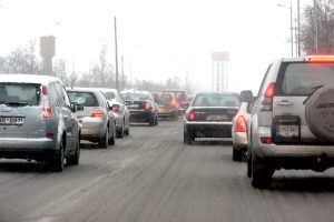 W czwartek rano zima sparaliżowała ruch drogowy niemal na wszystkich drogach kraju	Fot. ELTA