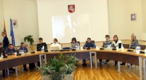 Młodzież ze Starych Trok zajęła na moment miejsca  władz rejonu w sali, w której odbywają się posiedzenia Rady Fot. Alina Sobolewska