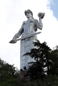 20-metrowa majestatyczna postać Matki Gruzji, wykonanej z aluminium. W lewej dłoni trzyma piałę, w prawej natomiast miecz, co ukazuje charakter Gruzinów. Wino przeznaczone jest dla przyjaciół, miecz zaś skierowany do wrogów. Wiąże się z pomnikiem także tragikomiczna historia Fot. Waldemar Szełkowski