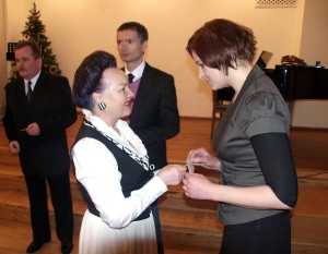 Apolonia Skakowska dzieli się chlebem wigilijnym z gośćmi z ambasady Fot. Zbigniew Markowicz