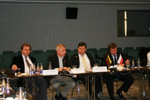 Uczestnicy polsko-litewskiego forum „Strategiczny dialog między Litwą i Polską” wspólnie zastanawiali się nad znaczeniem „partnerstwa strategicznego”, które obydwie strony rozumieją — wydaje się — odmiennie 