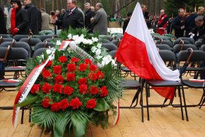 Puste krzesła i wieniec Pana Prezydenta RP Lecha Kaczyńskiego