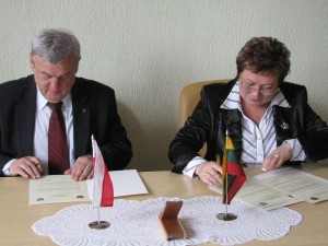 Uroczysty moment podpisania deklaracji współpracy.