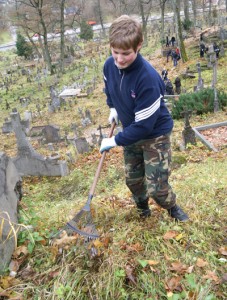  Edward Rynkiewicz z kolegami z „syrokomlówki” dba o groby na Rossie również w ramach działalności harcerskiej. Fot. Marian Paluszkiewicz