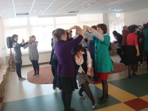 Wychowawczynie przedszkola na „własnej skórze” wypróbowały zabawy taneczne. Fot. Ewa Gedris