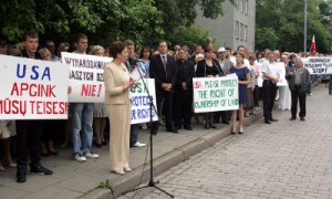 Około 300 przedstawicieli społeczności polskiej na Litwie protestowało w sobotę przed ambasadą USA w Wilnie Fot. ELTA