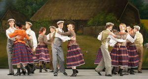 Wyrychtowała się młodzież do tańca  na „Wieczorynce w Skrobuciszkach”  Fot.  Marian Paluszkiewicz