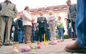 Przed Urzędem Prezydenckim ludzie wczoraj zapalili znicze, poświęcone „pamięci naszego kraju” Fot. Marian Paluszkiewicz