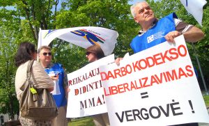 Protestujący liberalizację kodeksu pracy przyrównali do niewolnictwa Fot. Marian Paluszkiewicz