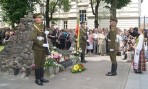 Uroczyste złożenie kwiatów pod pomnikiem więźniów politycznych i zesłańców  Fot. Marian Paluszkiewicz