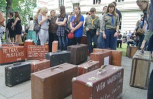 Stare walizkami z nazwiskami zesłanych na Syberię  Fot. Marian Paluszkiewicz