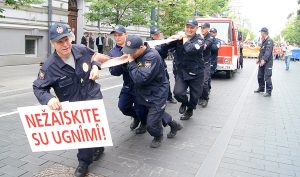 Strażacy ciągnęli przez aleję Giedymina wóz strażacki, w ten sposób demonstrując, że nie mają już nawet środków na paliwo    Fot. Marian Paluszkiewicz