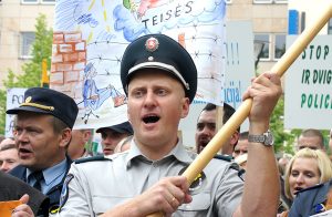 Apele kolejno przemawiających przerywały skandowane przez zebrany tłum „Hańba”, zwrócone do rządzących Fot. Marian Paluszkiewicz