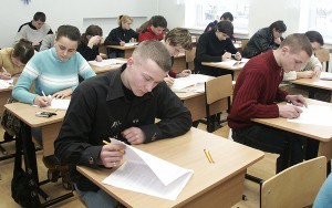  Chociaż próbny ujednolicony egzamin z języka państwowego odbył się jeszcze w kwietniu, jednak do dziś składający go nie mogą poznać swoich wyników Fot. Marian Paluszkiewicz