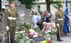 Uroczystość pod pomnikiem ofiar KGB     Fot. Marian Paluszkiewicz