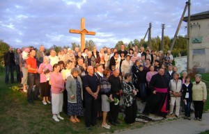 Pamiątkowe zdjęcie mieszkańców przy nowym Krzyżu Fot. Aleksander Borowik