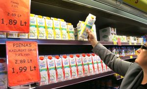  W sklepie „Solo” można kupić 2–procentowe polskie mleko „Mlekpol Smak” za 1,89 Lt, a 3,2–proc. jedynie za 1,99 Lt  Fot. Marian Paluszkiewicz