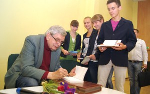 Uczniowie przynieśli książki z nadzieją otrzymania autografów    Fot. Marian Paluszkiewicz 
