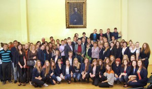 Uczniowie chętnie pozowali do wspólnego zdjęcia      Fot. Marian Paluszkiewicz