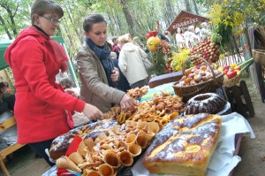 Zachwycała różnorodność potraw, gospodarze stoisk serdecznie zapraszali wszystkich chętnych na degustację  Fot. Marian Paluszkiewicz