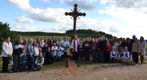 Z inicjatywy mieszkańców Dziekaniszek ustawiono krzyż z napisem nazwy wsi oraz figurkę Matki Bożej