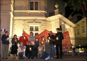 Nocna akcja protestacyjna pod ambasadą Litwy w Warszawie Fot. Marcin Olszewski