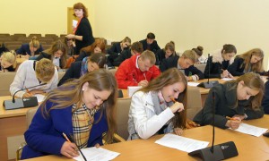 Po raz szósty wczoraj odbył się egzamin z Konstytucji Litwy   Fot. Marian Paluszkiewicz