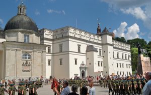 Wciąż odbudowywany Pałac Władców, po zainwestowaniu w niego kolejnych milionów, stanie się reprezentacyjnym miejscem spotkań w ramach litewskiej prezydencji w Radzie Unii Europejskiej Fot. Marian Paluszkiewicz