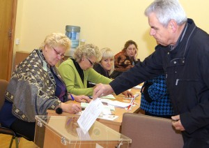 Do urn stawili się ci obywatele, którzy nie będą mogli głosować w dzień wyborów      Fot. Marian Paluszkiewicz