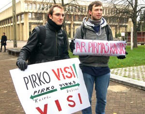  Młodzież domagała się kar za naruszenie prawa wyborczego      Fot. Marian Paluszkiewicz