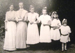 Córki Koreckie, pierwsza od lewej — Annuszka, przybrana córka Koreckich Fot. Marian Paluszkiewicz